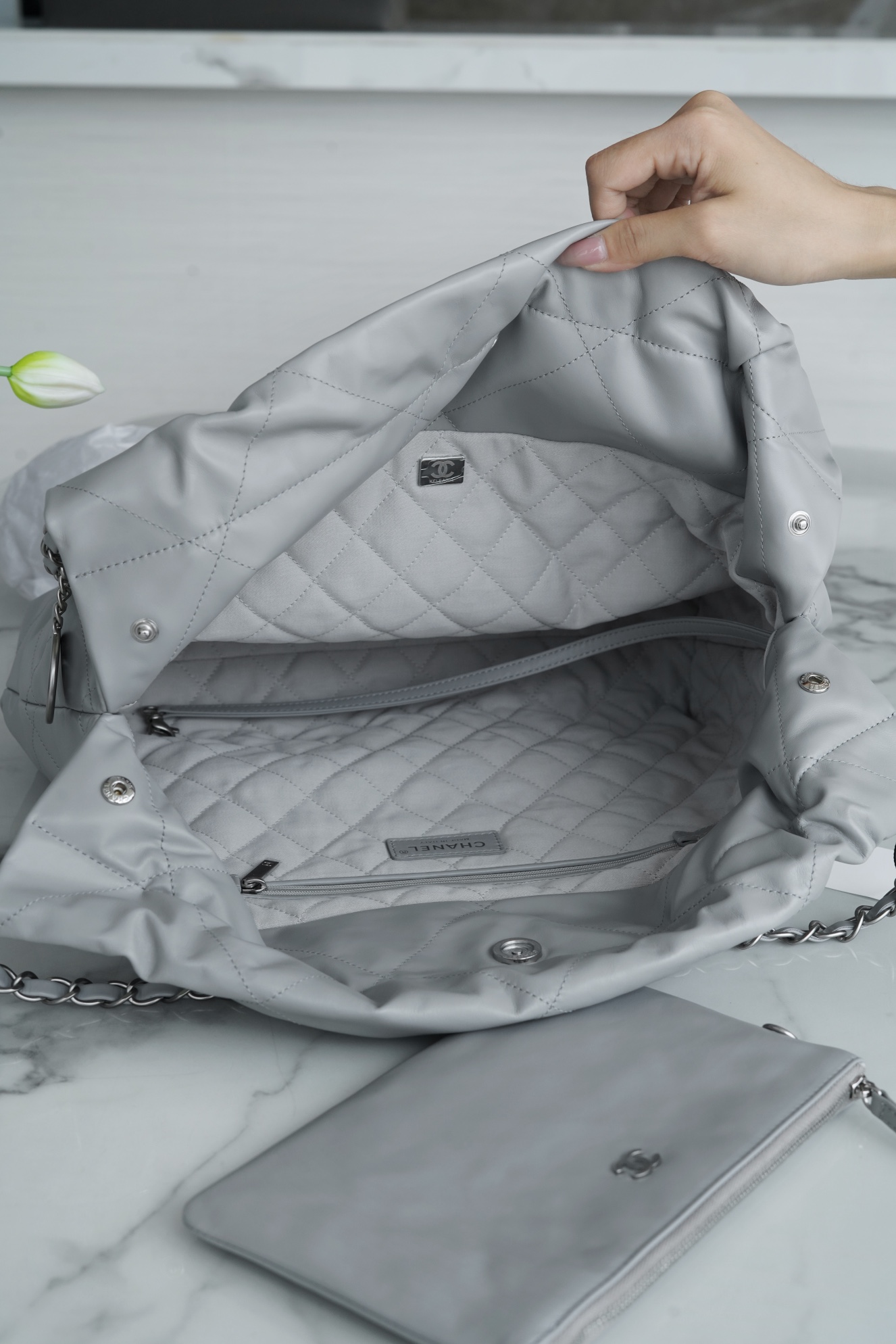 샤넬 22백 미듐 그레이 은장