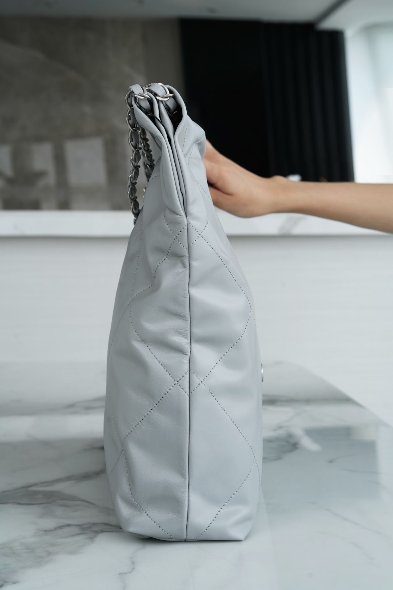 샤넬 22백 미듐 그레이 은장