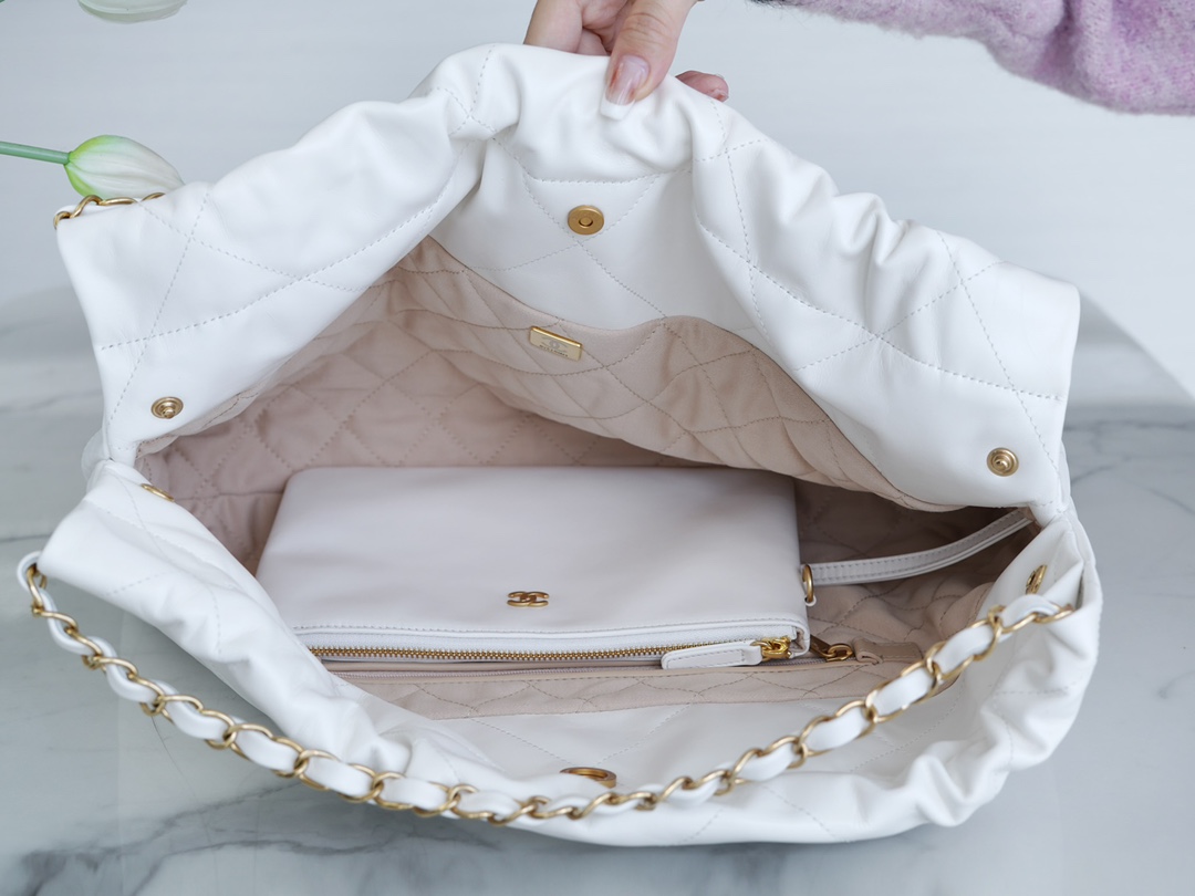 샤넬 22백 가로 버전 화이트 금장