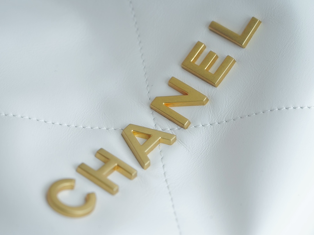 샤넬 22백 가로 버전 화이트 금장