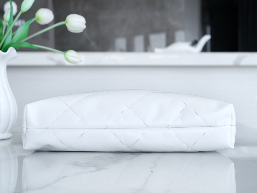 샤넬 22백 가로 버전 화이트 금장