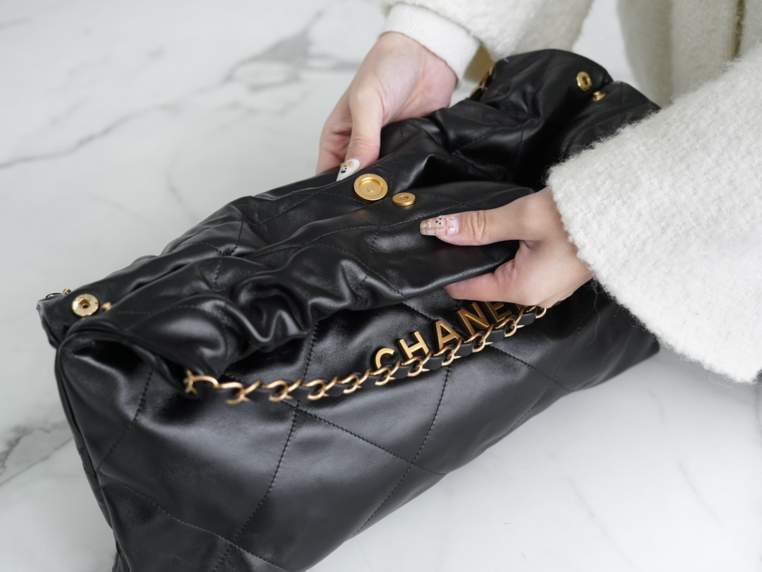 샤넬 22백 가로 버전 블랙 금장