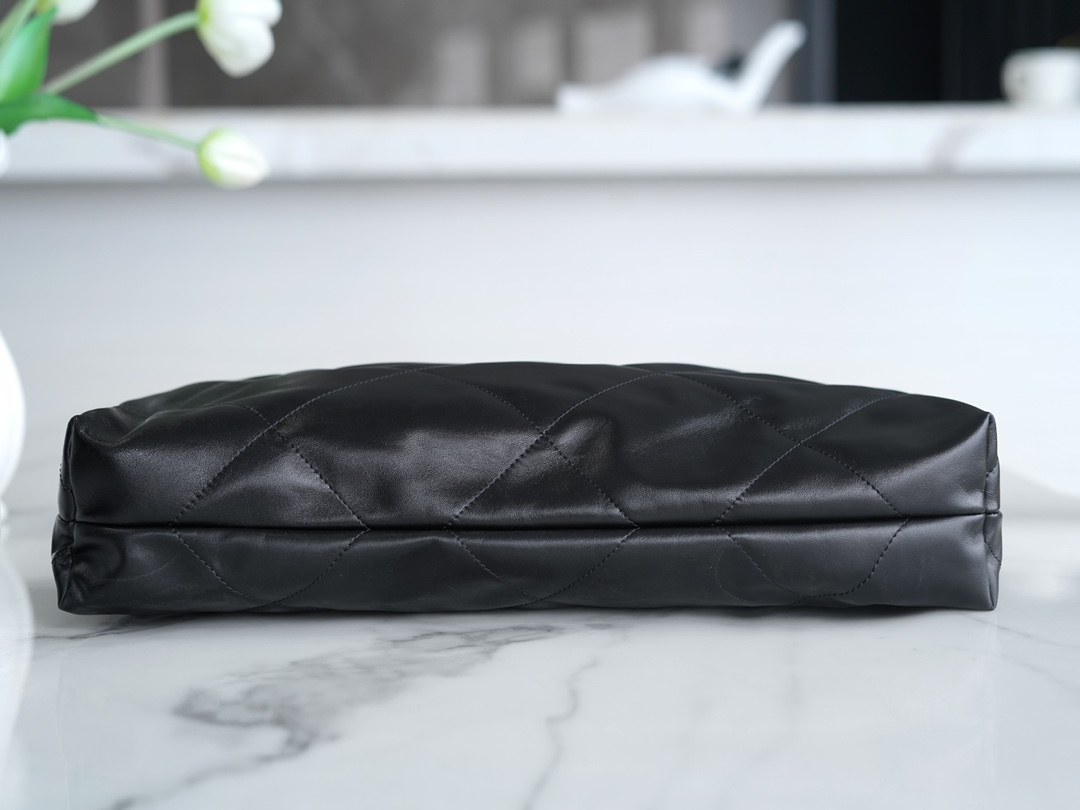 샤넬 22백 가로 버전 블랙 금장