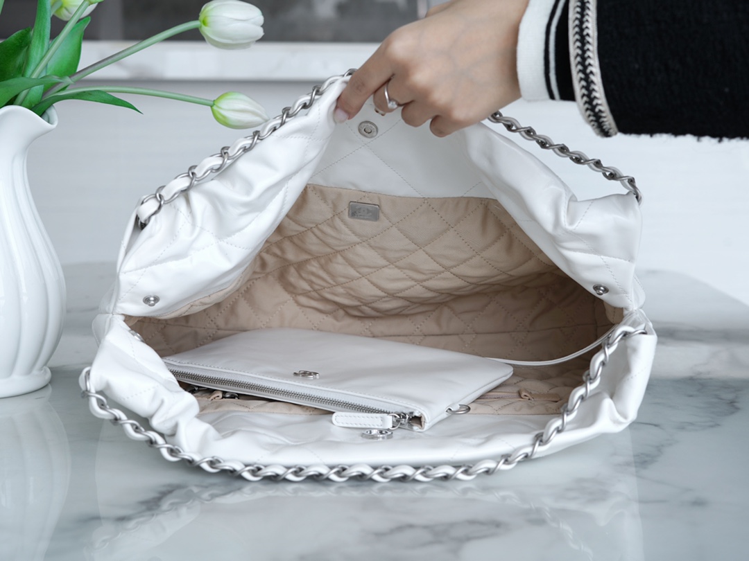 샤넬 22백 가로 버전 화이트 은장