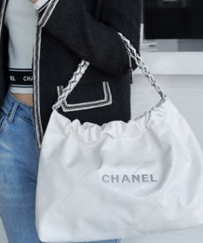 샤넬 22백 가로 버전 화이트 은장