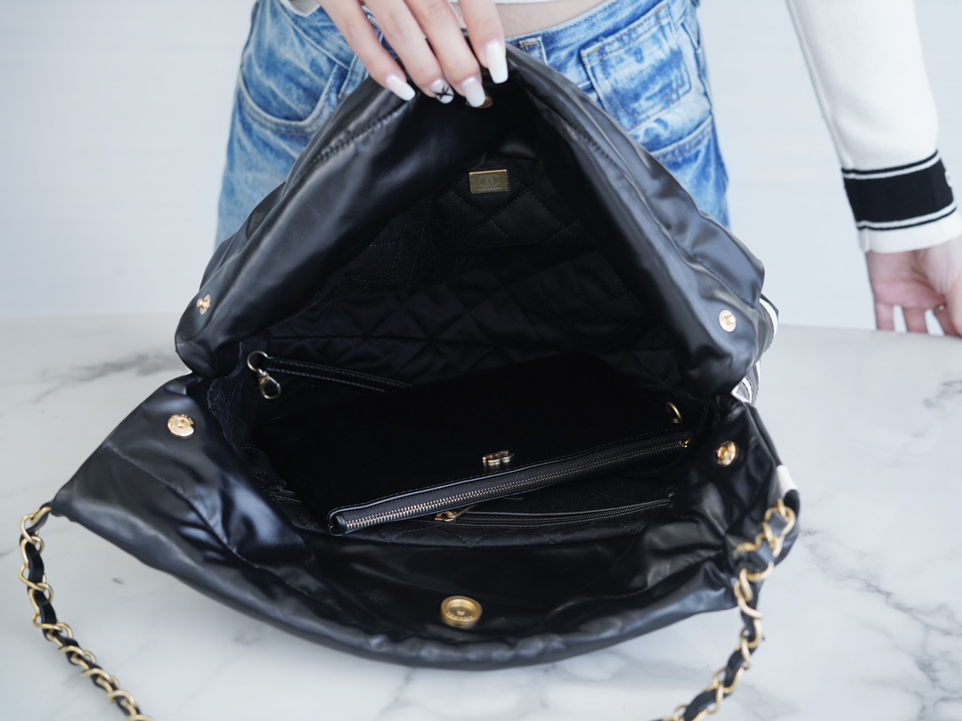 샤넬 24SS 스트라이프 22백 블랙 화이트