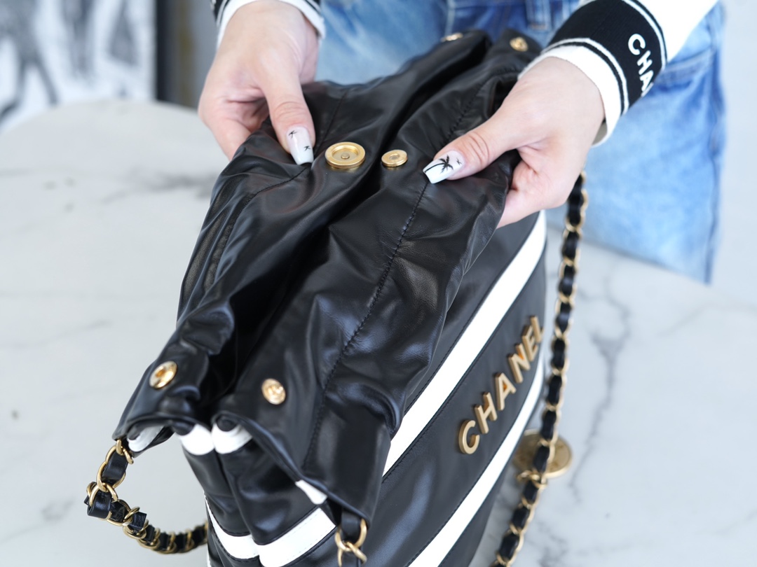 샤넬 24SS 스트라이프 22백 블랙 화이트