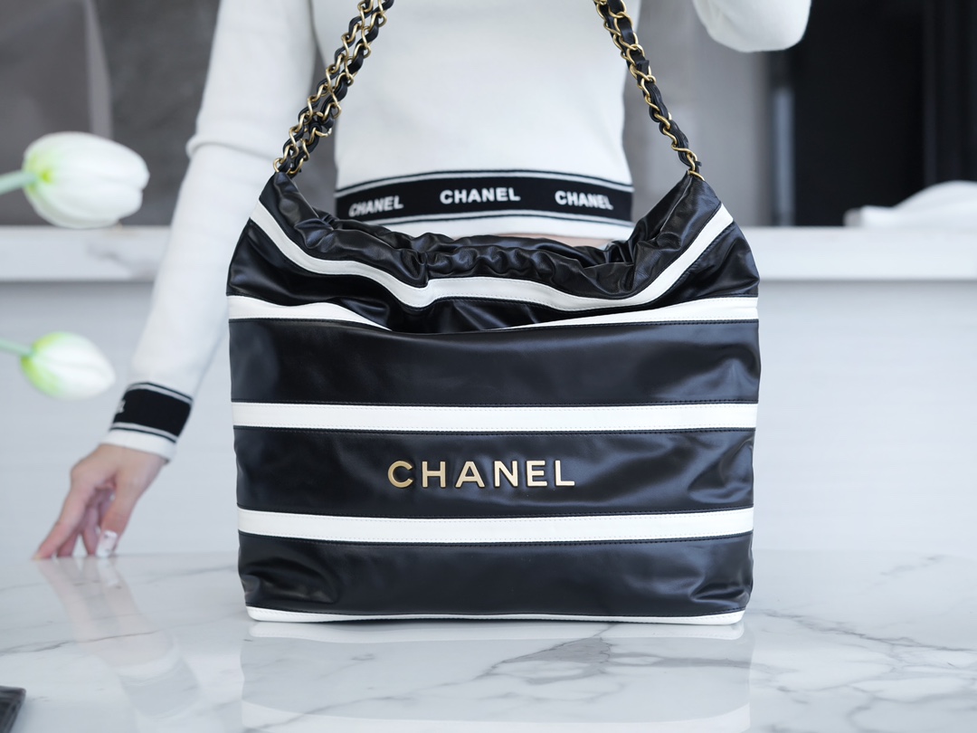 샤넬 24SS 스트라이프 22백 블랙 화이트