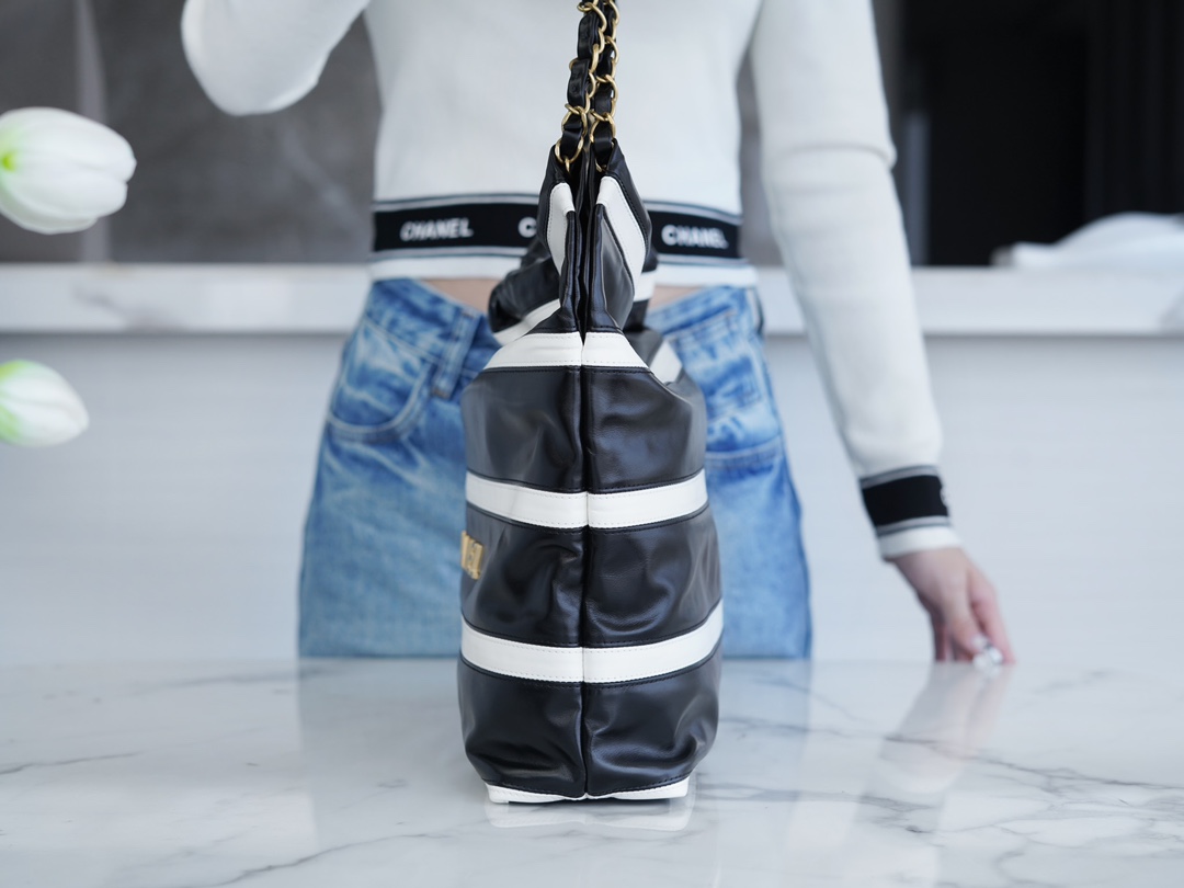 샤넬 24SS 스트라이프 22백 블랙 화이트