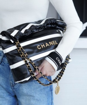 샤넬 24SS 스트라이프 22백 블랙 화이트