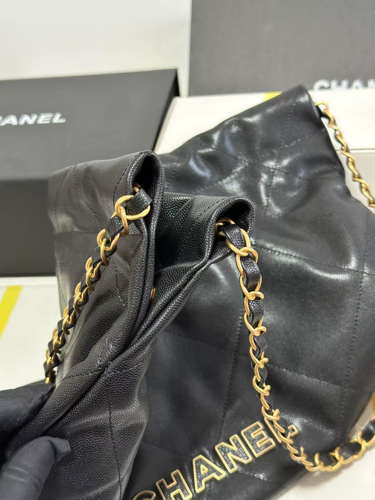 샤넬 22백 스몰(캐비어 소재)