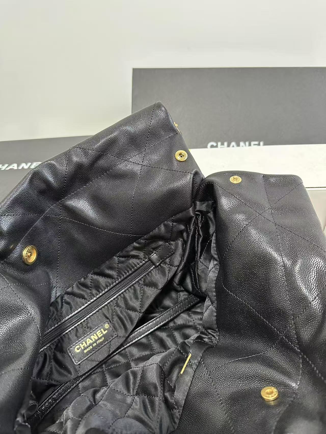 샤넬 22백 스몰(캐비어 소재)