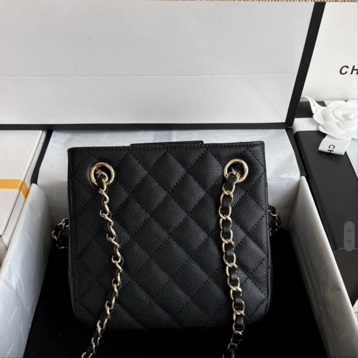 샤넬 턴 락 버킷 미니백