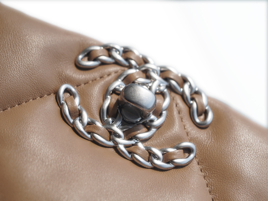 샤넬 19백 샤이니 램스킨 브라운 실버