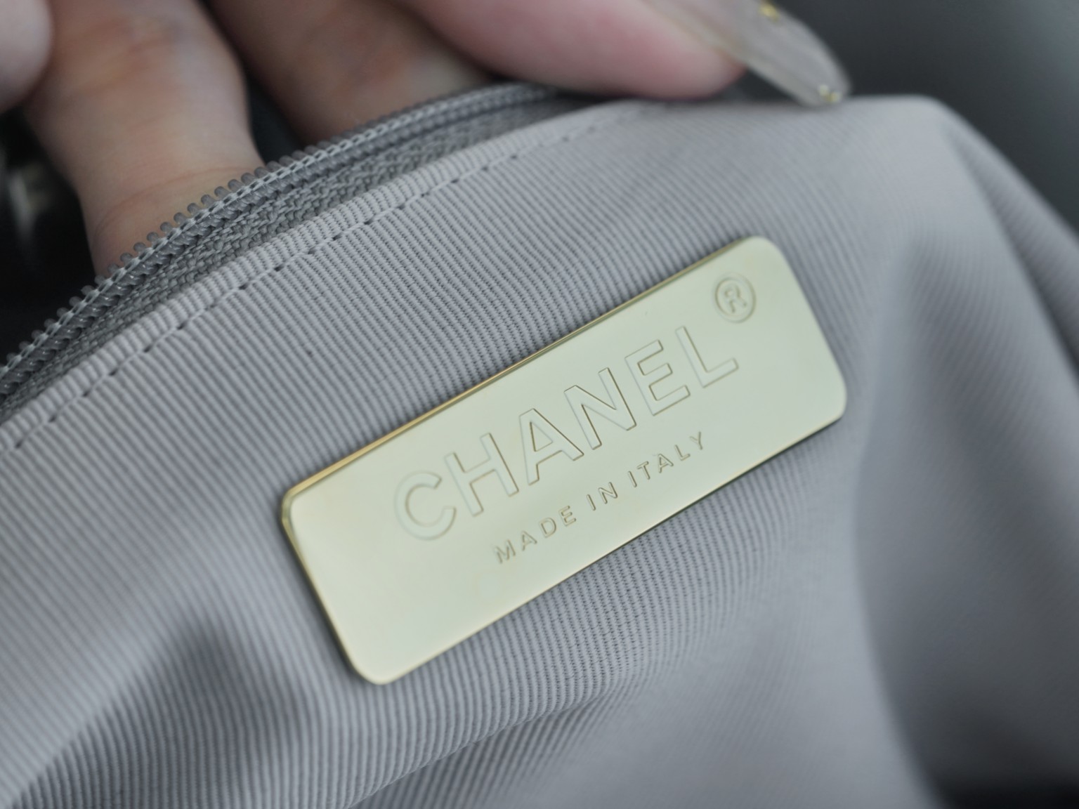 샤넬 19백 샤이니 램스킨 그레이 실버