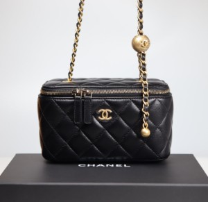 샤넬 클래식 골드볼 직사각 베니티백 AP2303 9.5 X 17.8CM 램스킨 블랙 금장