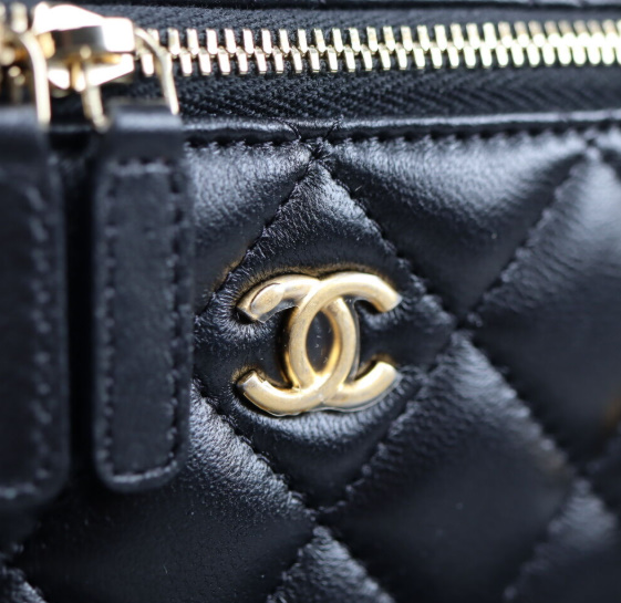 샤넬 클래식 골드볼 직사각 베니티백 AP2303 9.5 X 17.8CM 램스킨 블랙 금장