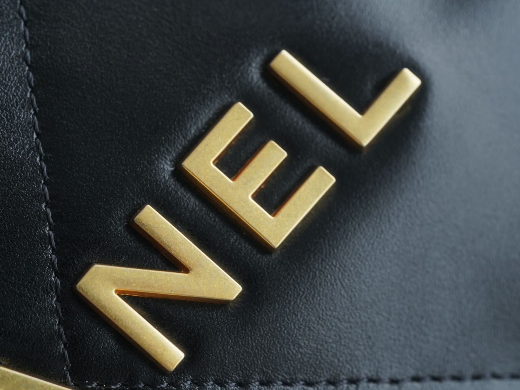 샤넬 22 백팩 라지 블랙 금장 사이즈 : 51 x 40 x 9 cm