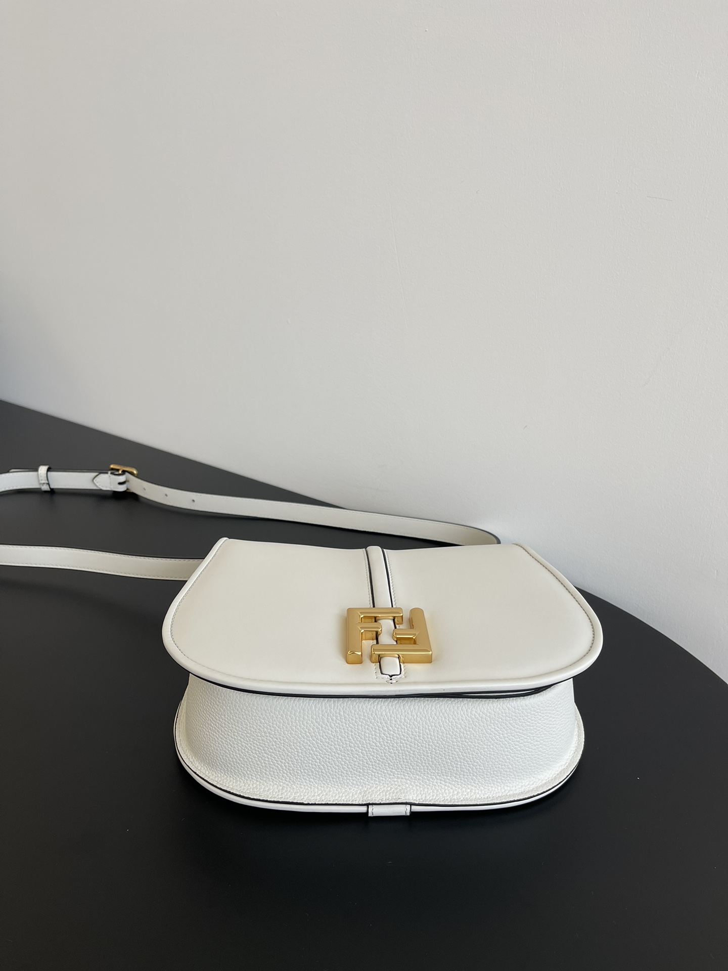 펜디 커몬 미디움 FF 레더백 화이트