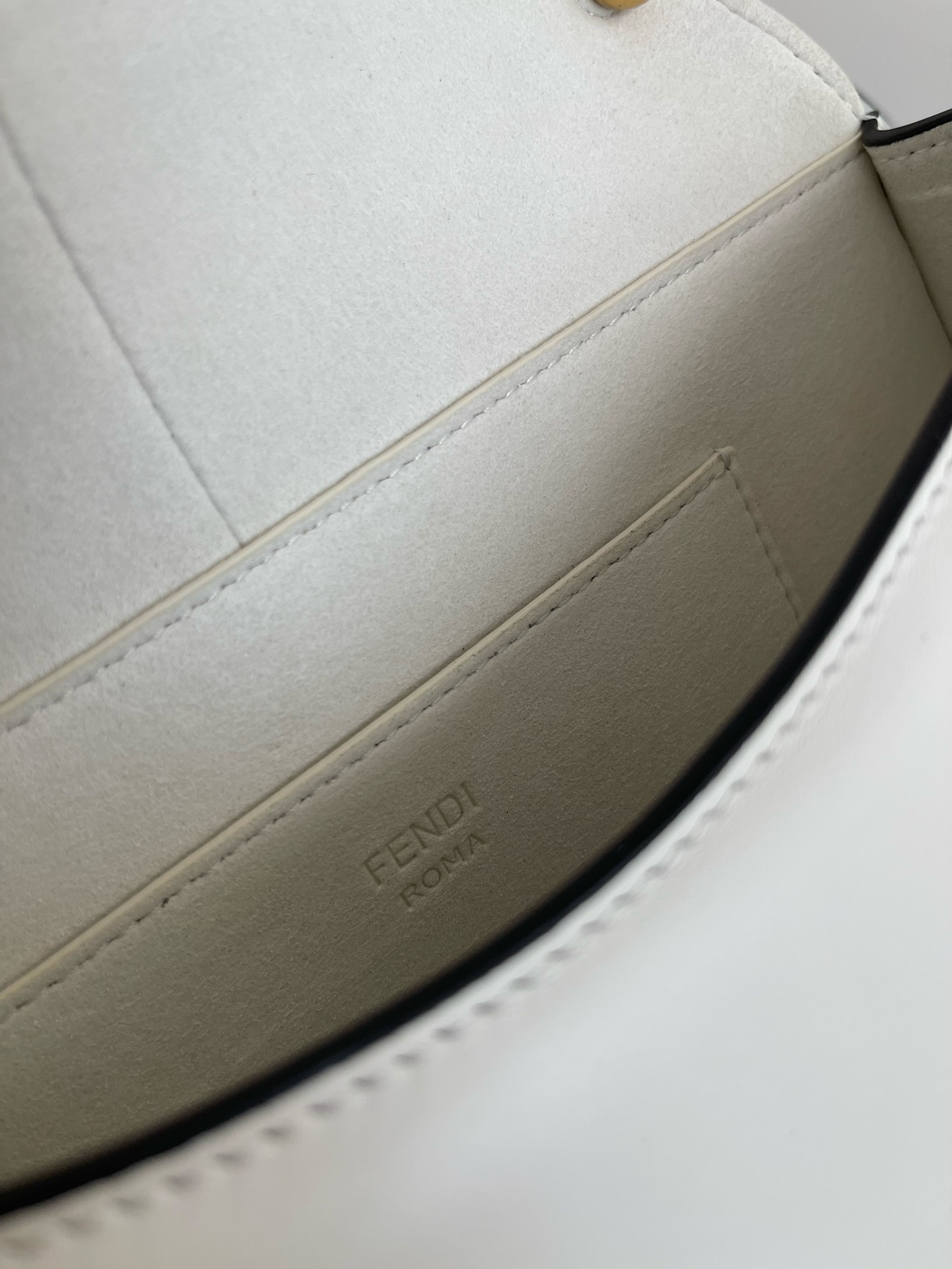 펜디 커몬 미디움 FF 레더백 화이트