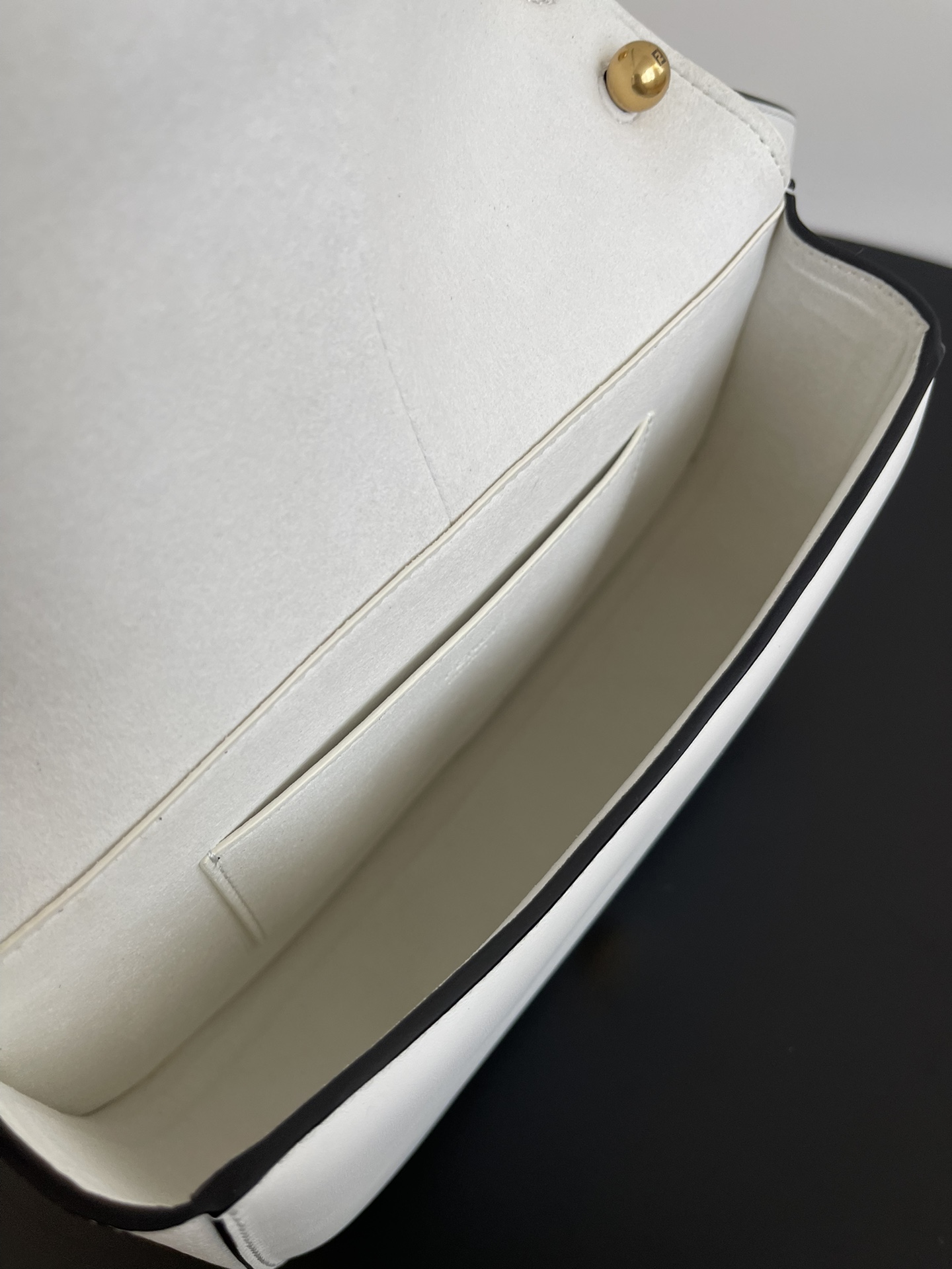 펜디 커몬 미디움 FF 레더백 화이트