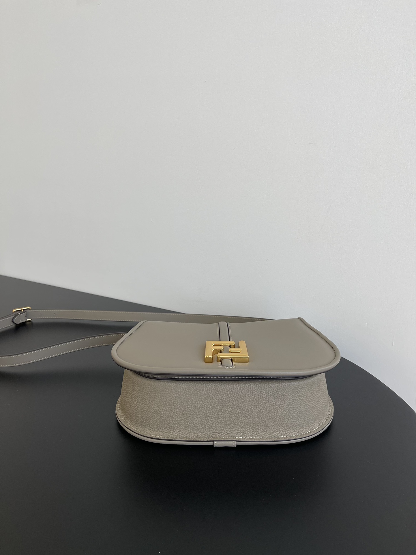 펜디 커몬 미디움 FF 레더백 그레이