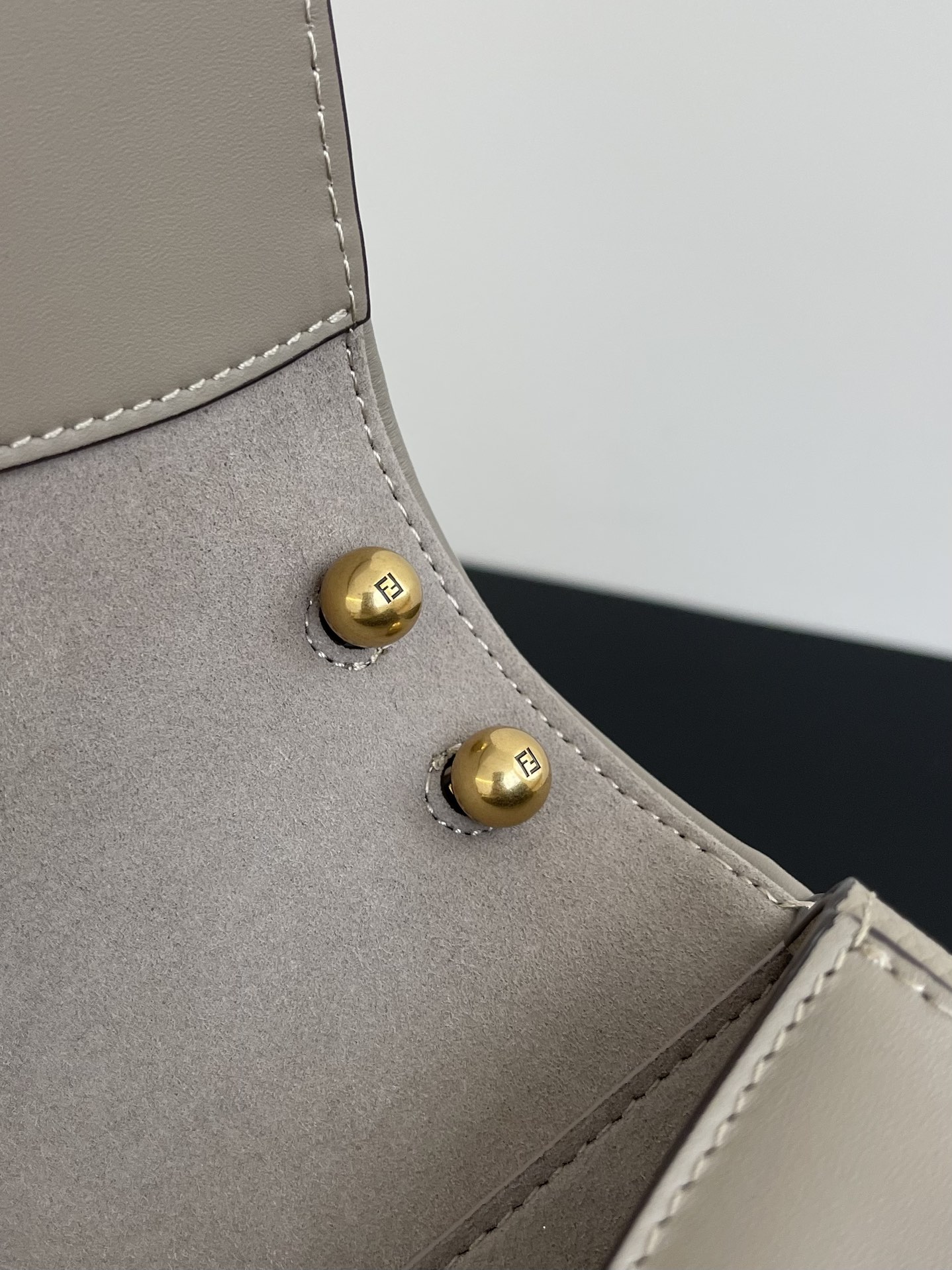 펜디 커몬 미디움 FF 레더백 그레이