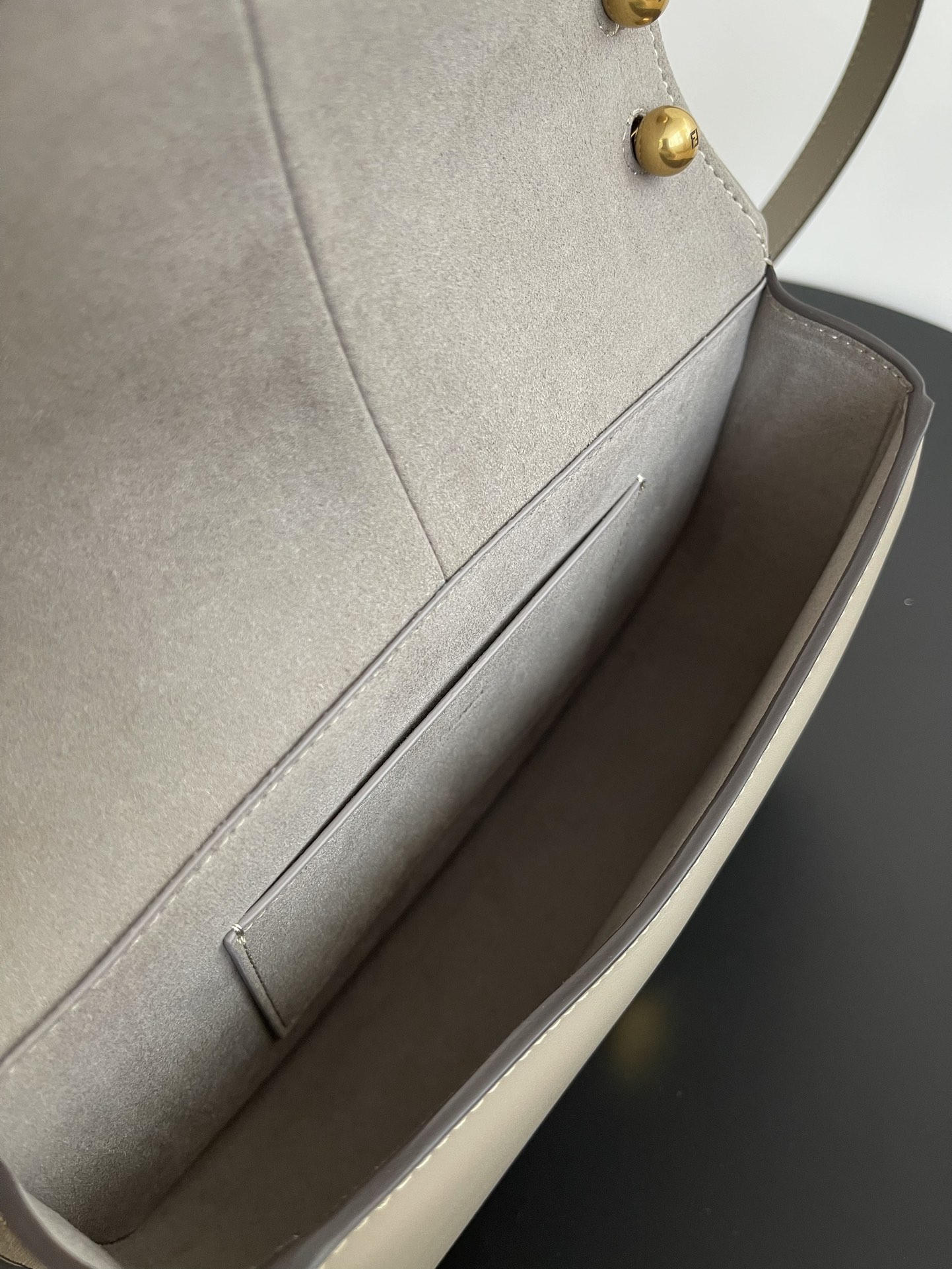 펜디 커몬 미디움 FF 레더백 그레이