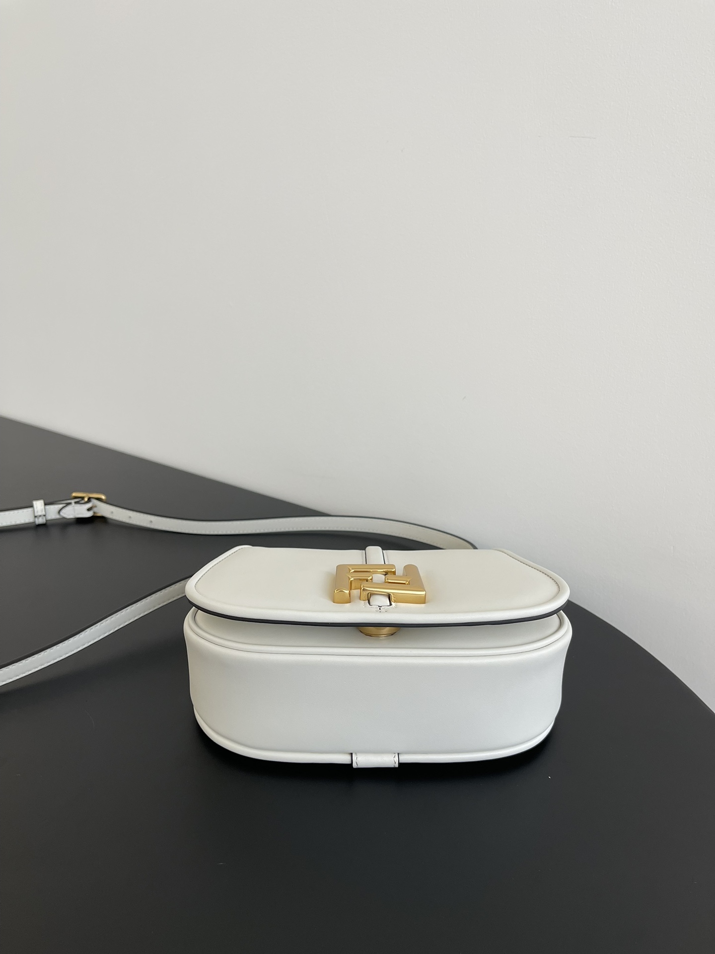 펜디 커몬 미니 푸시아 레더백 화이트