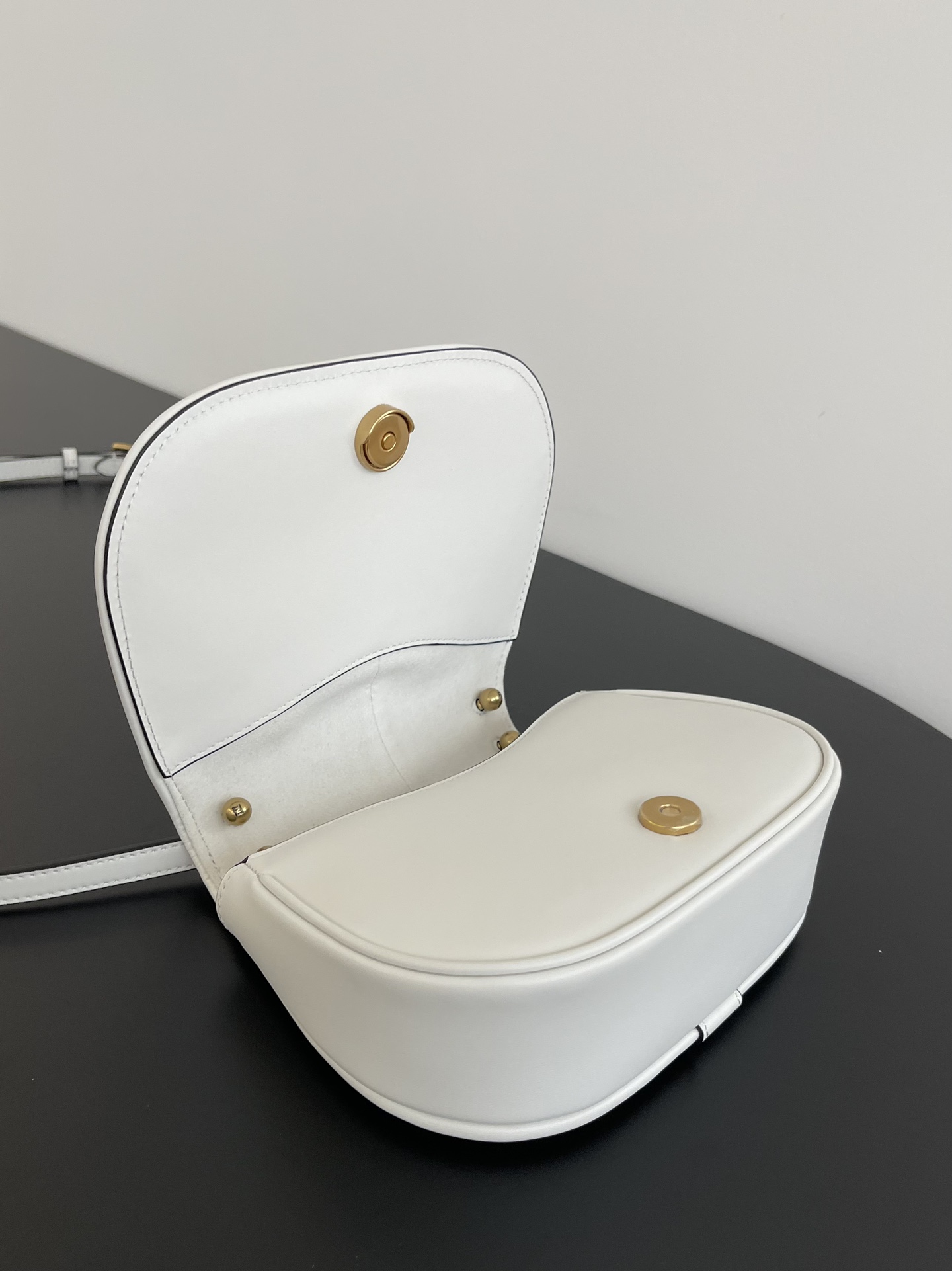 펜디 커몬 미니 푸시아 레더백 화이트