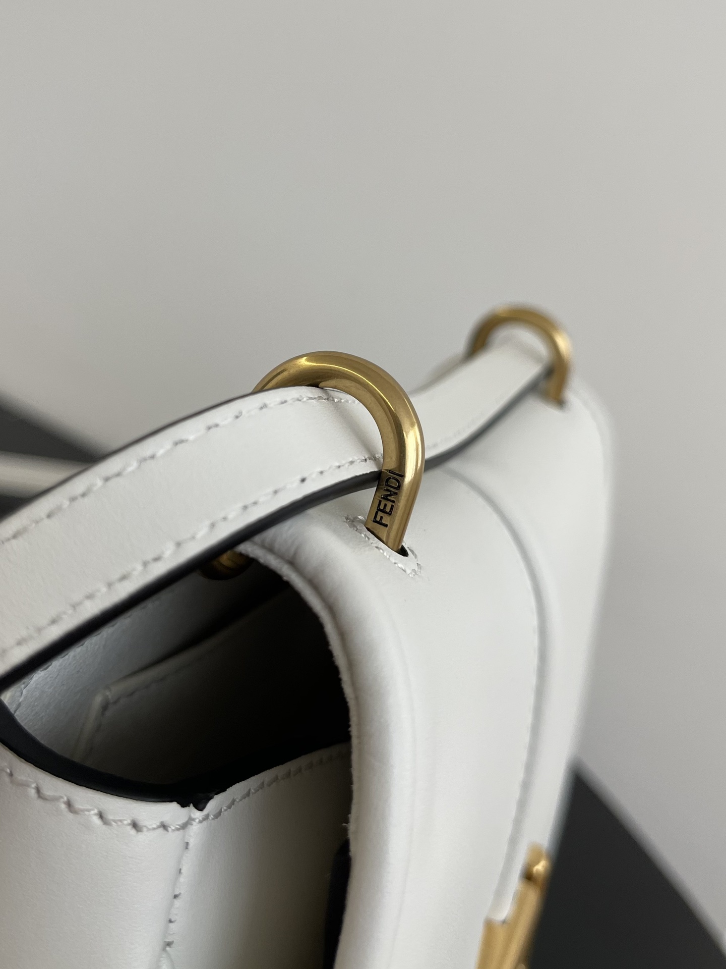 펜디 커몬 미니 푸시아 레더백 화이트