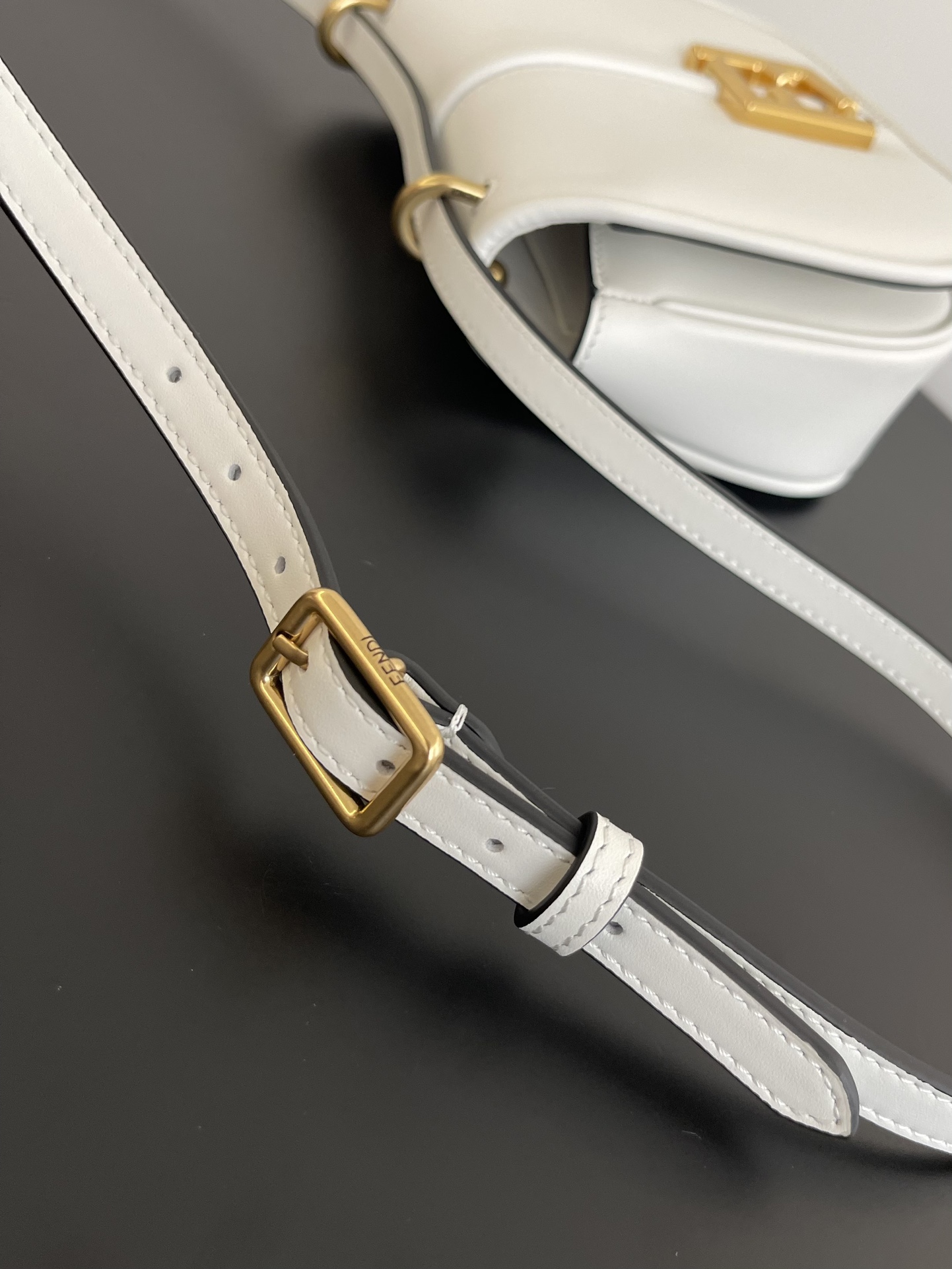 펜디 커몬 미니 푸시아 레더백 화이트