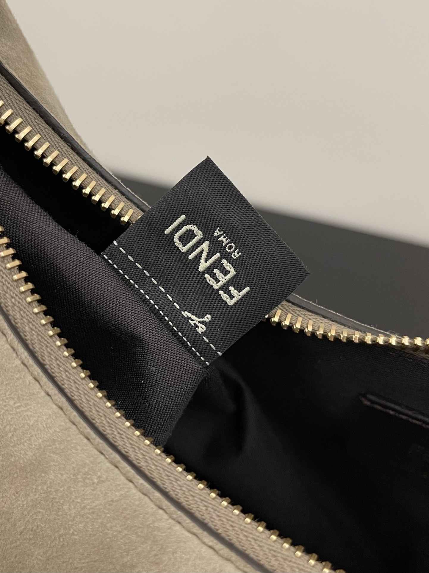 펜디 그라피 스웨이드 스몰 백 베이지