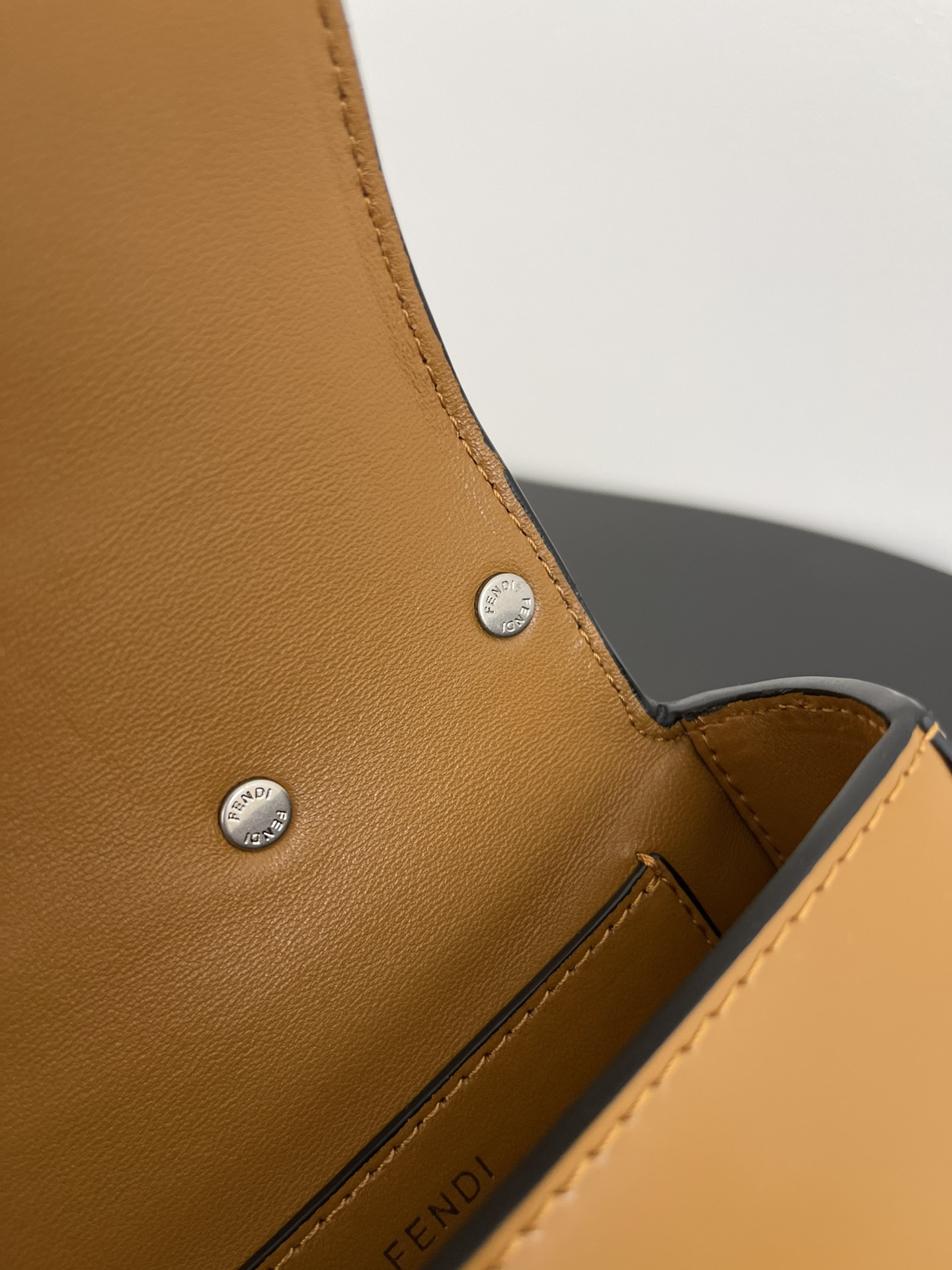 펜디 나노 백 F 브라운