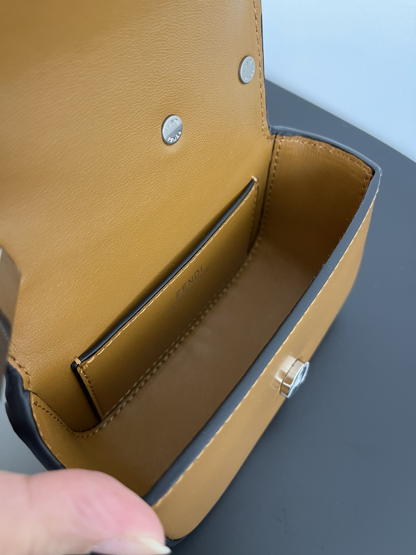 펜디 나노 백 F 브라운