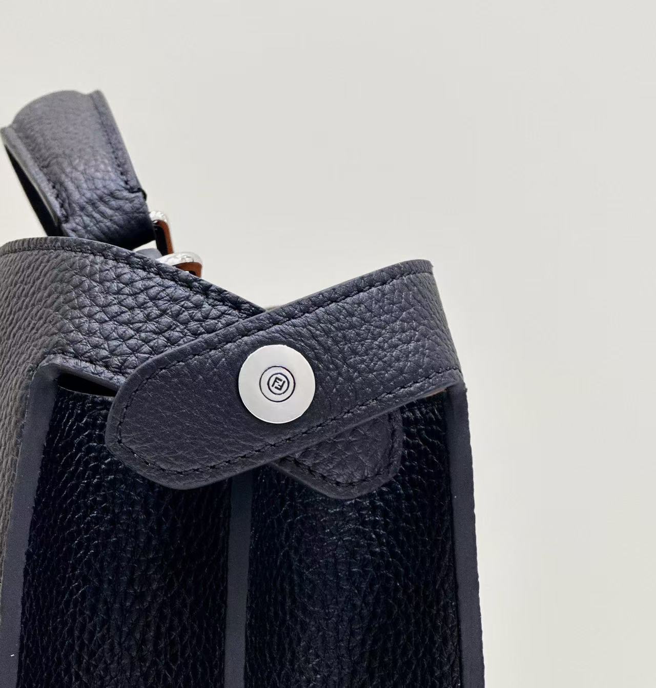 펜디 피카부 I See U 토트백