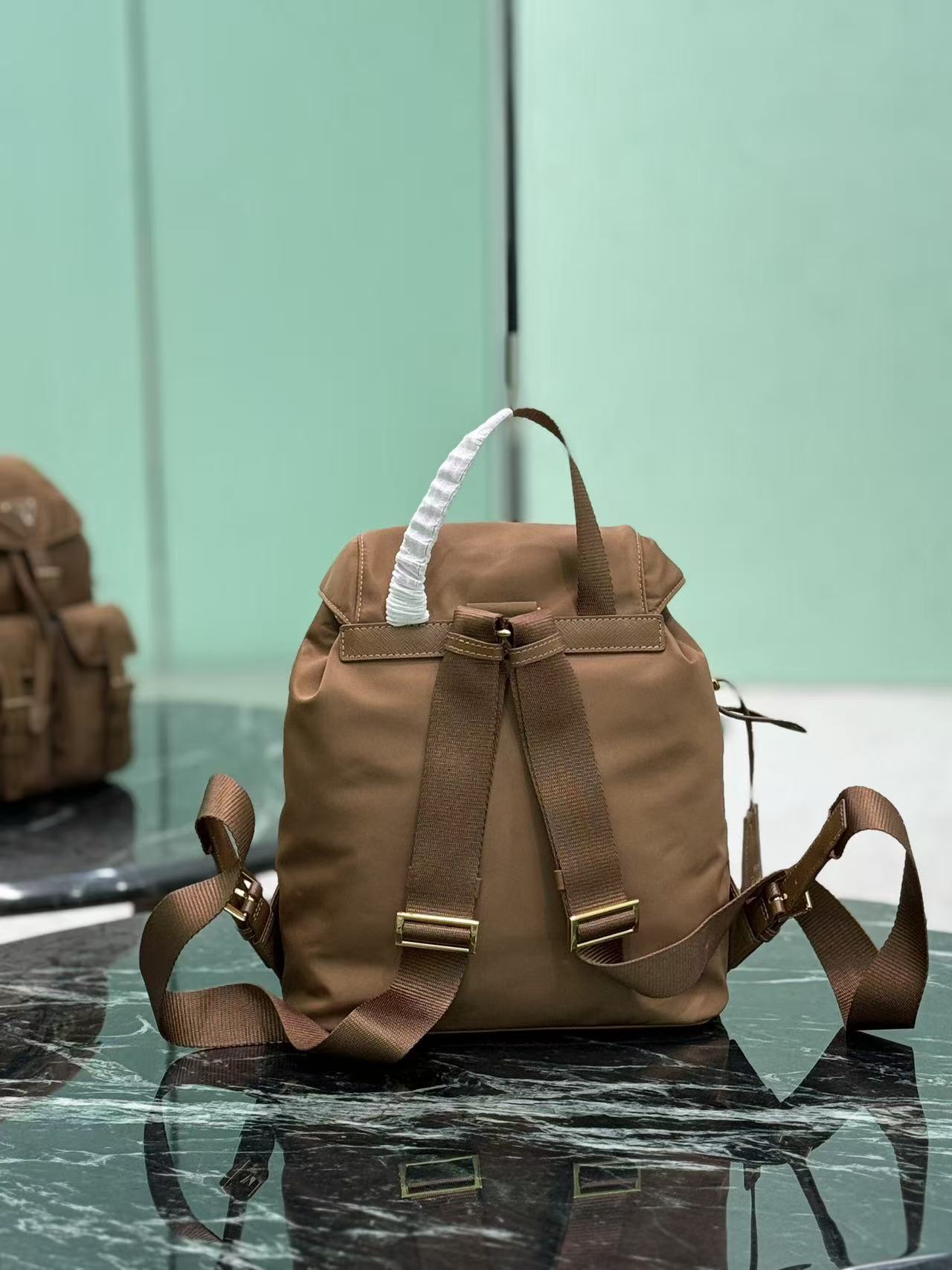 프라다 리에디션 1978 스몰 리나일론 백팩 높이: 28cm 폭: 23.5cm 길이: 12cm