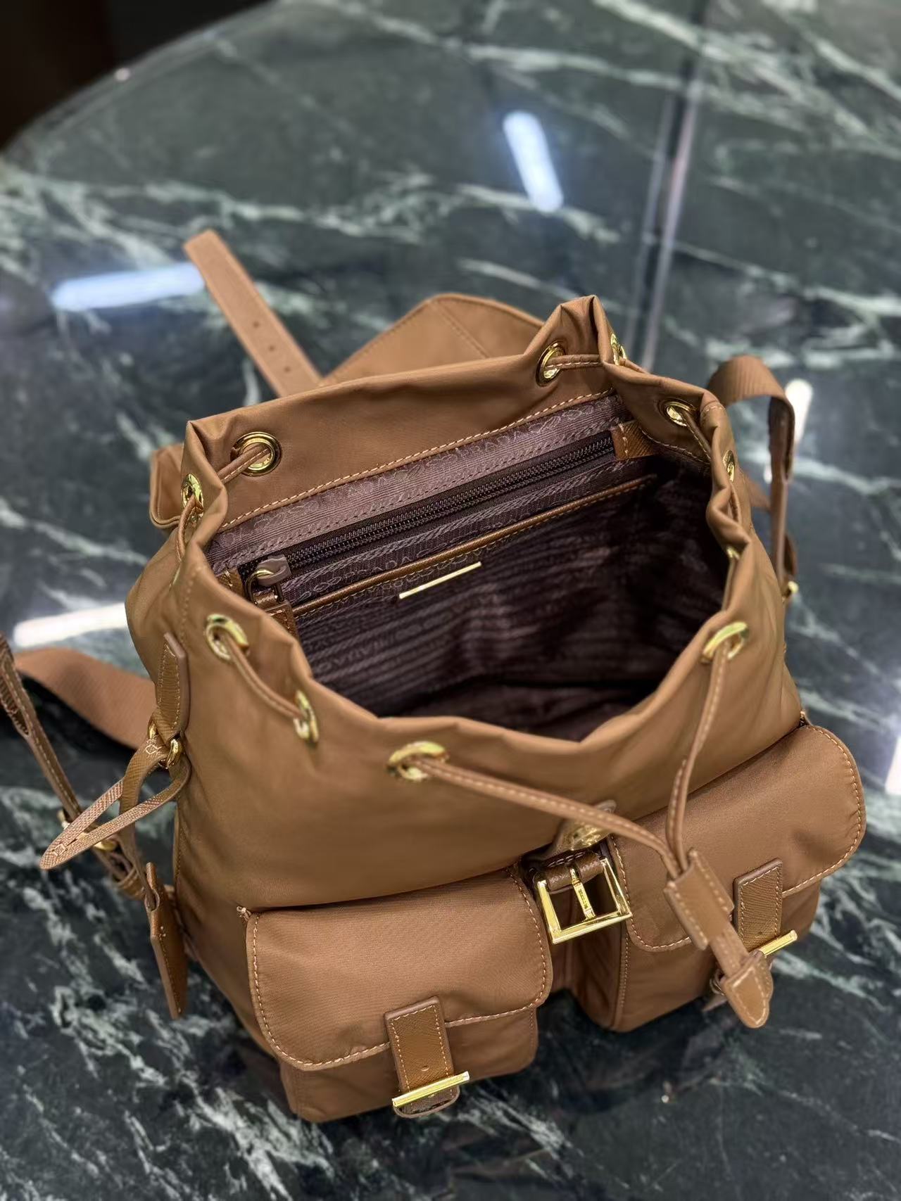 프라다 리에디션 1978 스몰 리나일론 백팩 높이: 28cm 폭: 23.5cm 길이: 12cm