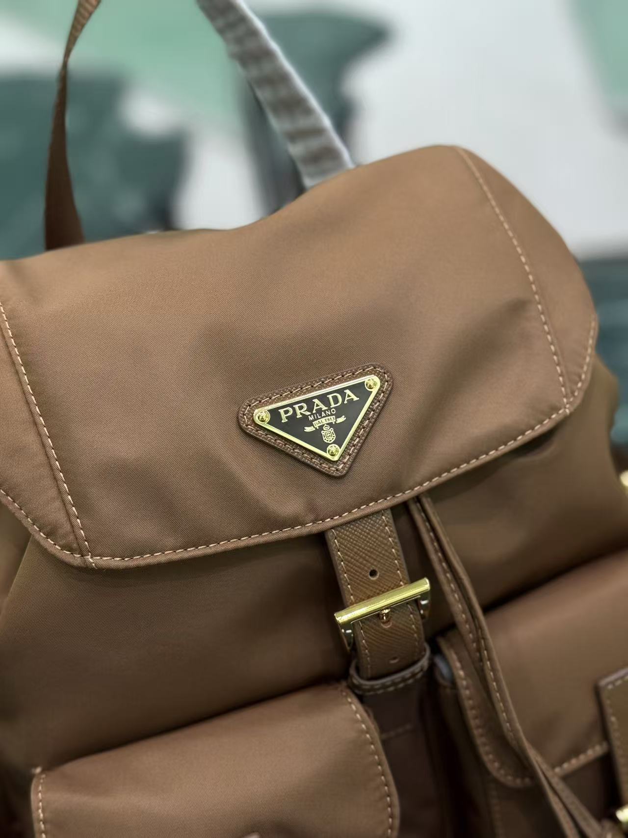 프라다 리에디션 1978 스몰 리나일론 백팩 높이: 28cm 폭: 23.5cm 길이: 12cm