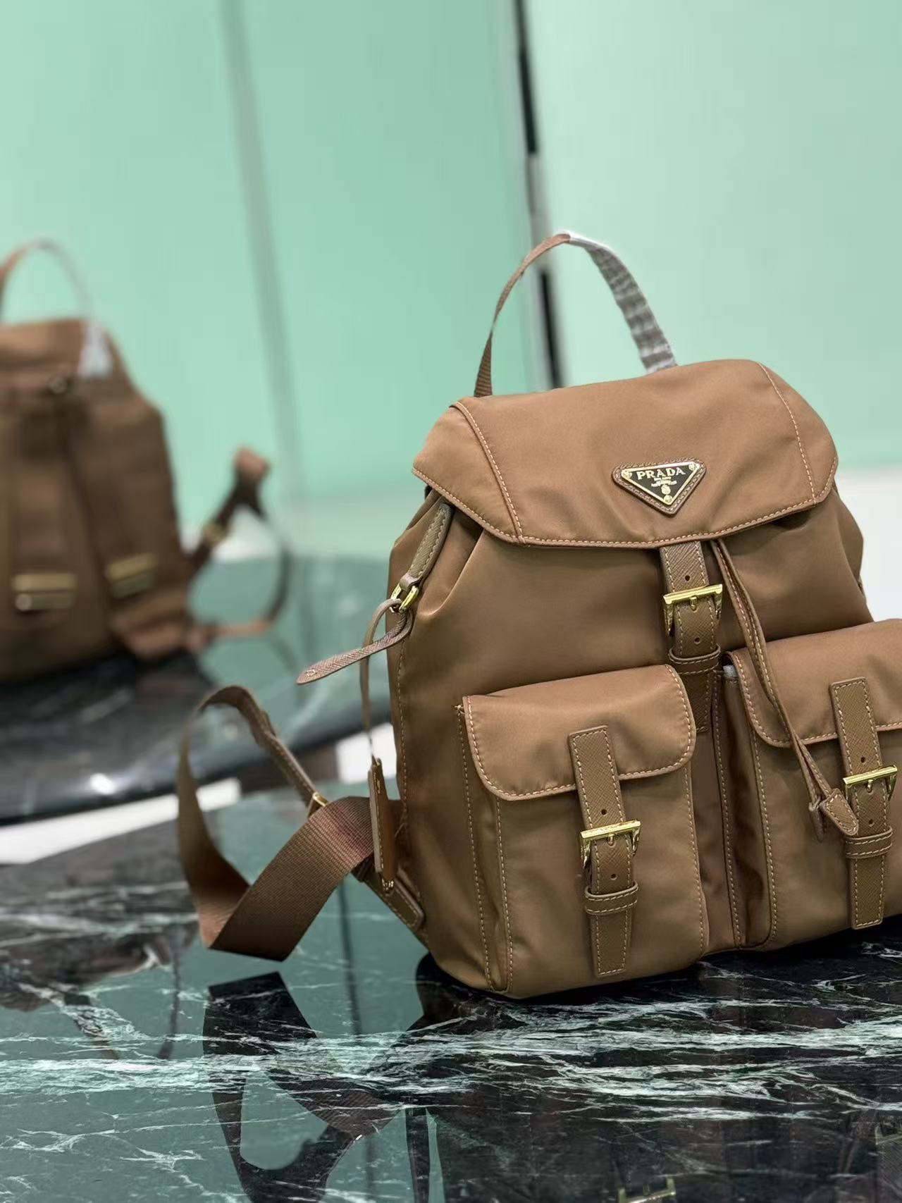 프라다 리에디션 1978 스몰 리나일론 백팩 높이: 28cm 폭: 23.5cm 길이: 12cm