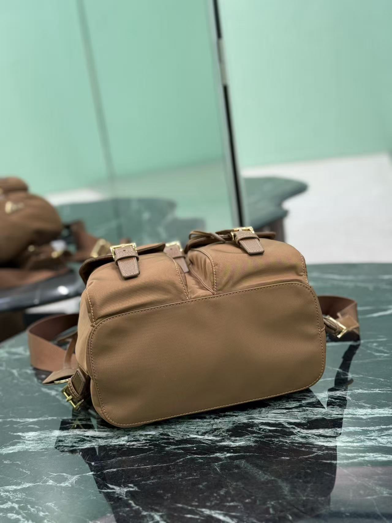 프라다 리에디션 1978 스몰 리나일론 백팩 높이: 28cm 폭: 23.5cm 길이: 12cm