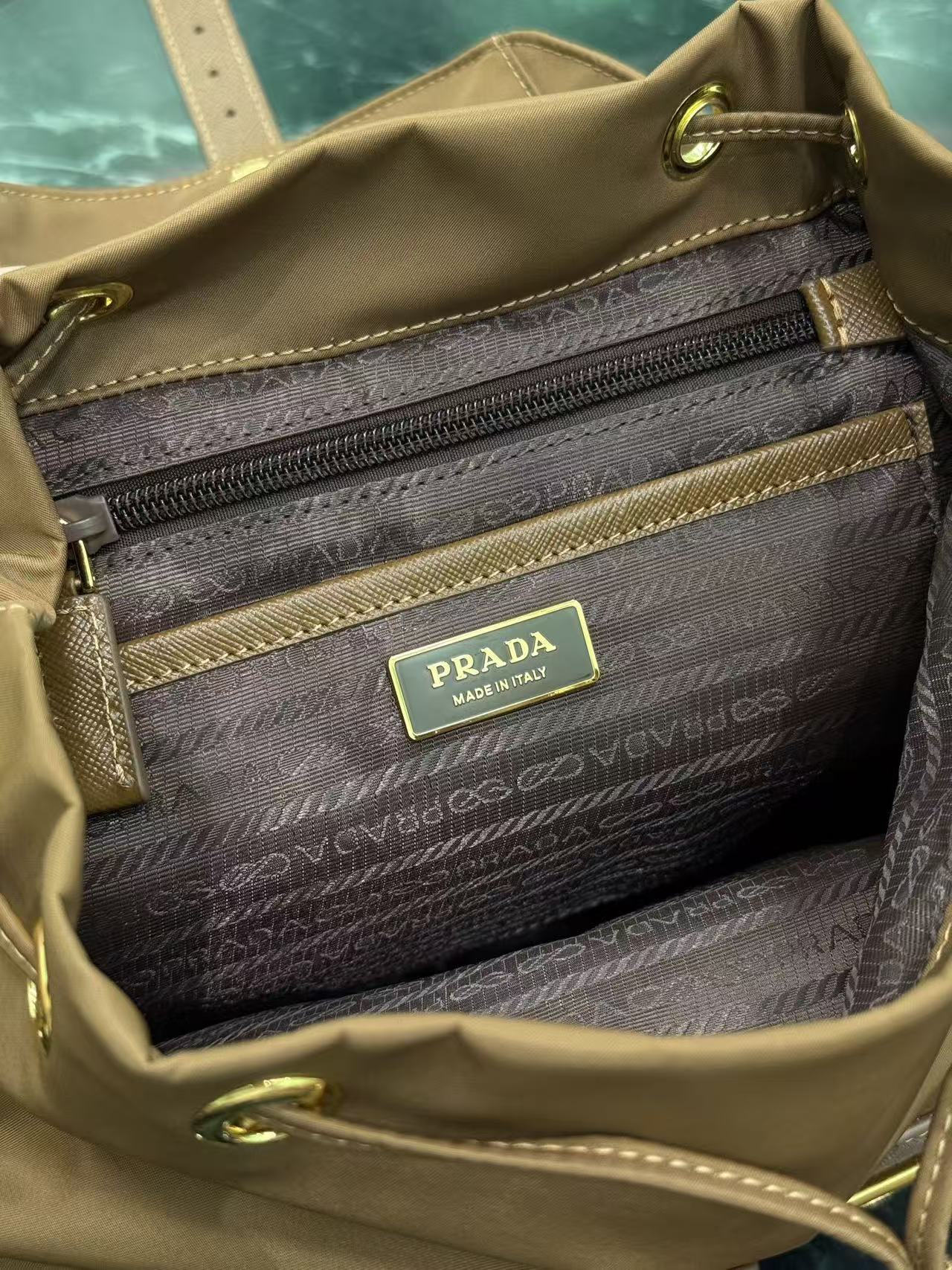 프라다 리에디션 1978 스몰 리나일론 백팩 높이: 28cm 폭: 23.5cm 길이: 12cm