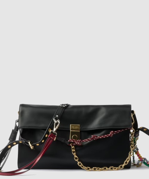 프라다 참이 달린 라지 프라다 소프트 사운드 가죽 숄더백 1BD378