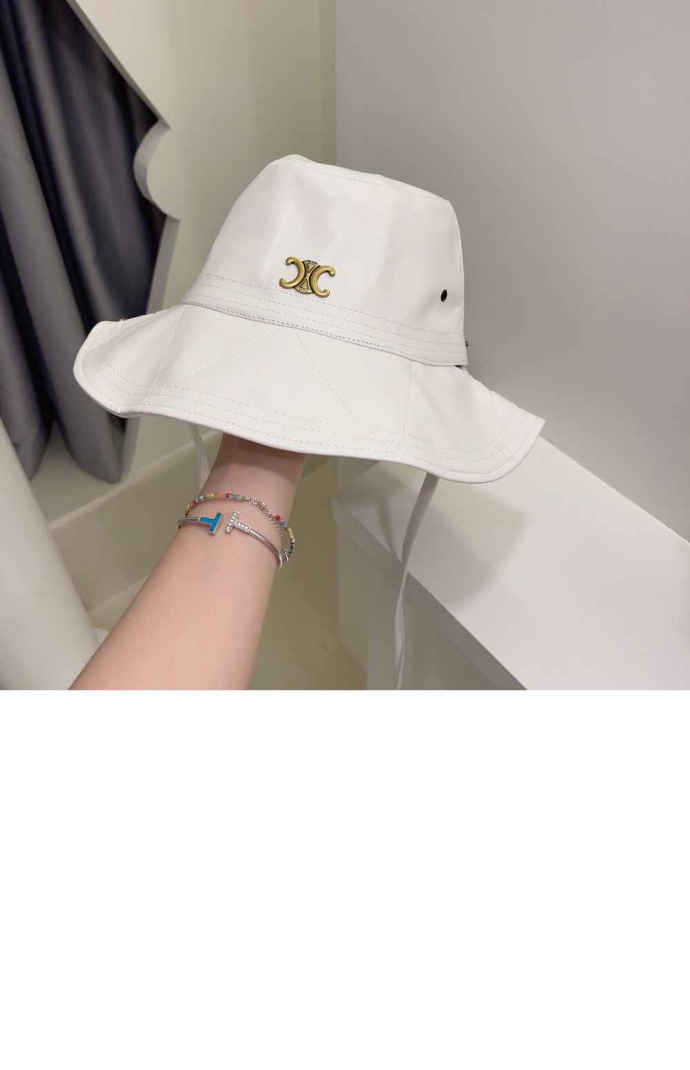 셀린느 선캡 2A7UB4