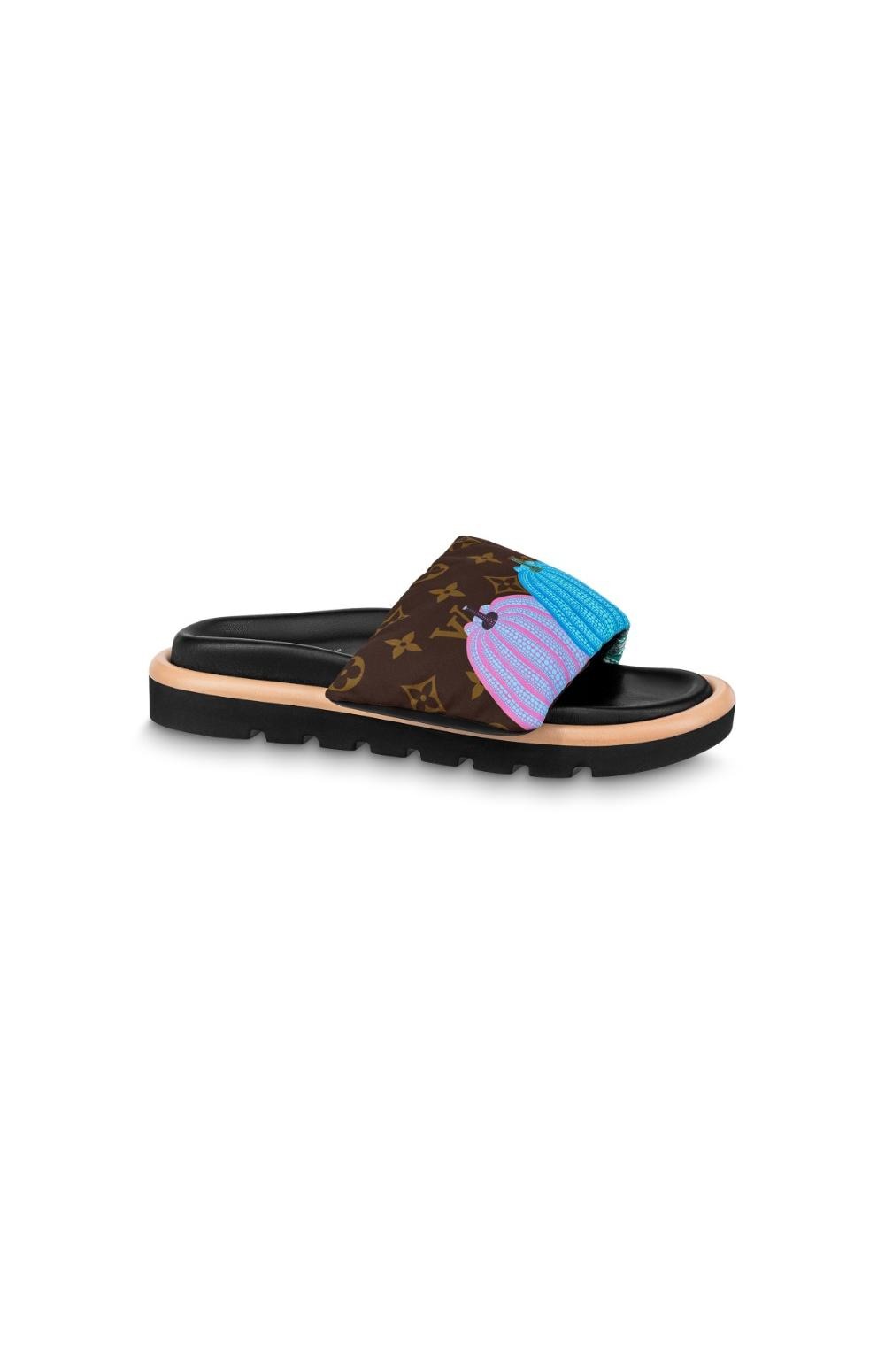 루이비통 LV x YK 풀 필로우 플랫 컴포트 뮬 1ABD8Z