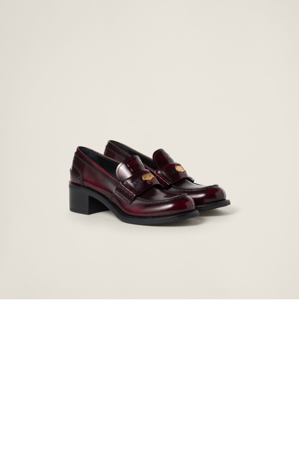 미우미우 브러쉬드 가죽 로퍼 5D276E