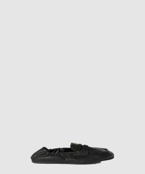 미우미우 나파 가죽 로퍼 5D341E