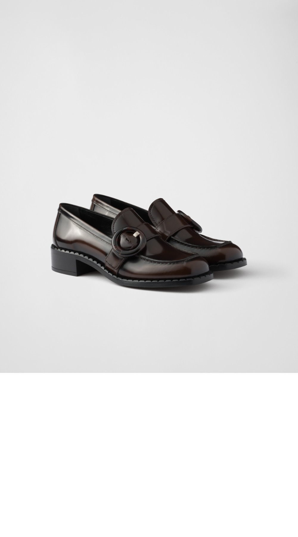 프라다 브러쉬드 가죽 로퍼 1D979N