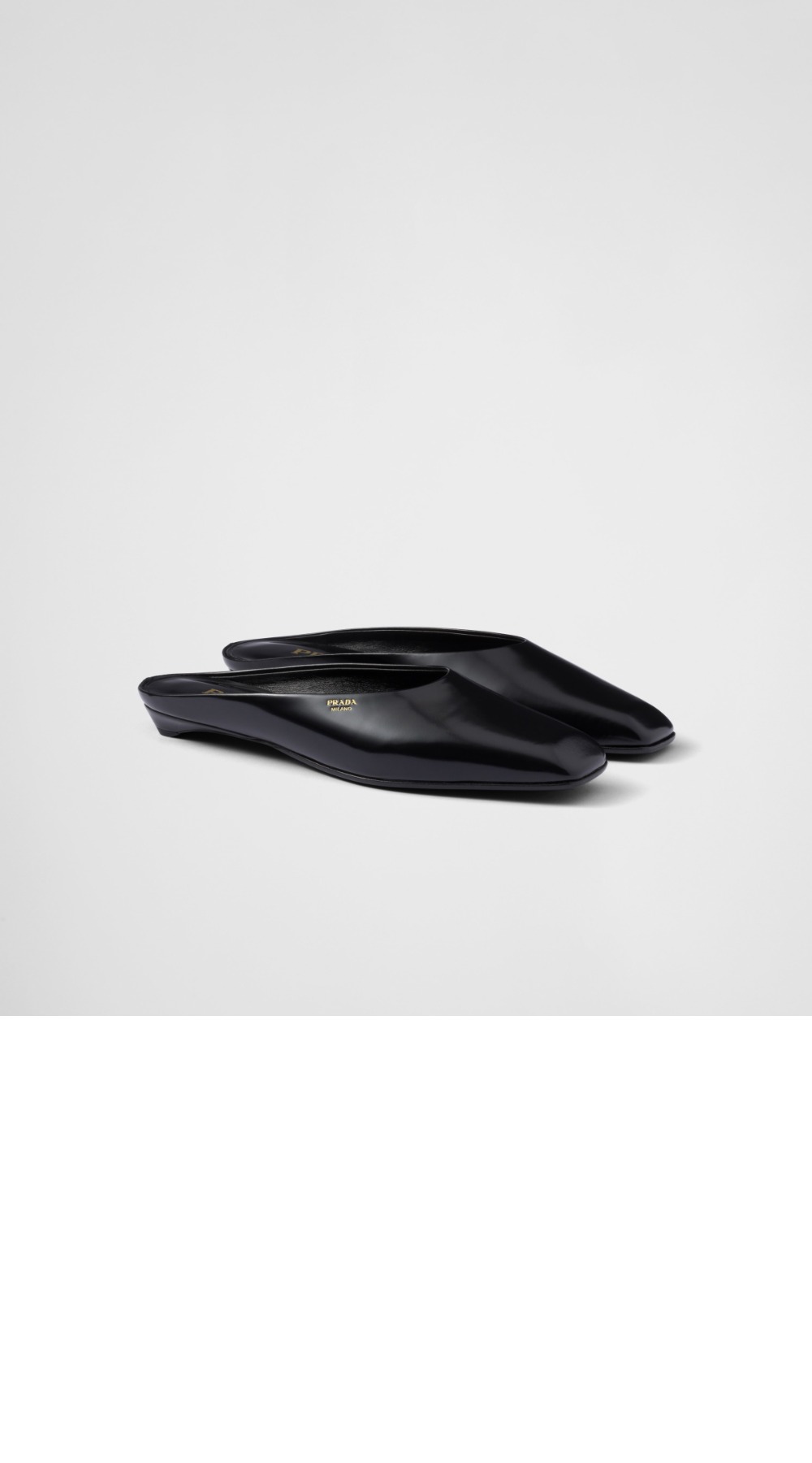 프라다 브러시드 레더 뮬 1S825N