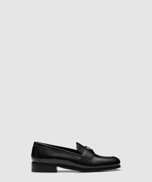 프라다 브러시드 가죽 로퍼 1D902M